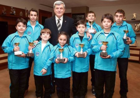 Karaosmanoğlu, satranç ustalarını ağırladı