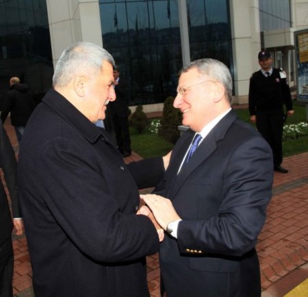 Karaosmanoğlu, veda ziyaretinde bulunan Güner'e Türk kahvesi takımı hediye etti