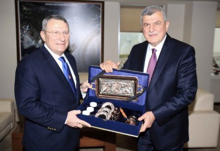 Karaosmanoğlu, veda ziyaretinde bulunan Güner'e Türk kahvesi takımı hediye etti