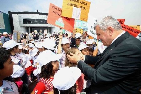 Karaosmanoğlu: Okumaktan, öğrenmekten hiç vazgeçmeyin