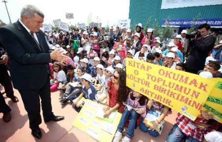 Karaosmanoğlu: Okumaktan, öğrenmekten hiç vazgeçmeyin