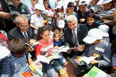 Karaosmanoğlu: Okumaktan, öğrenmekten hiç vazgeçmeyin