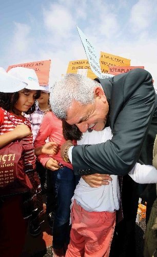 Karaosmanoğlu: Okumaktan, öğrenmekten hiç vazgeçmeyin