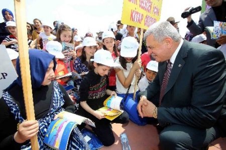 Karaosmanoğlu: Okumaktan, öğrenmekten hiç vazgeçmeyin