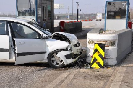 Kararsız Sürücünün Gişelerdeki Kazası Kameralara Yansıdı