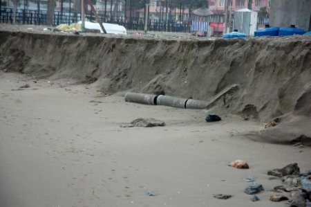 Karasu Sahilinde Dalgakıranlar İşe Yaramadı, Deniz Sahili Yutmaya Devam Ediyor