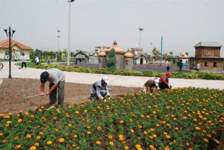 Karatay mevsimlik çiçeklerle donatıldı