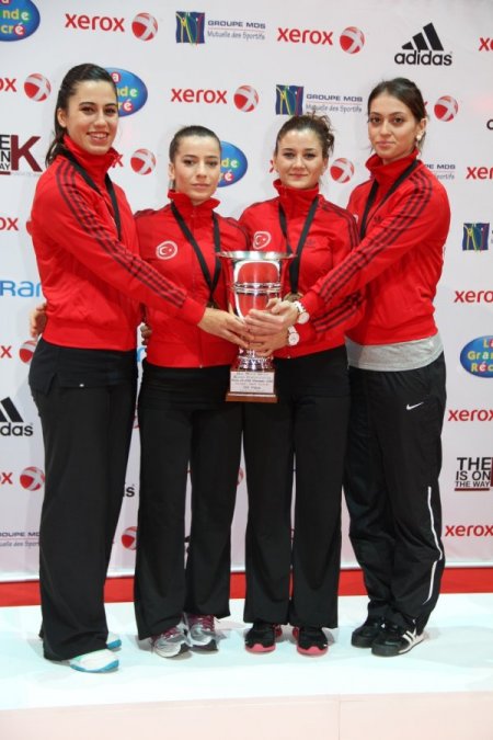 Karateci kızlar dünya üçüncüsü oldu