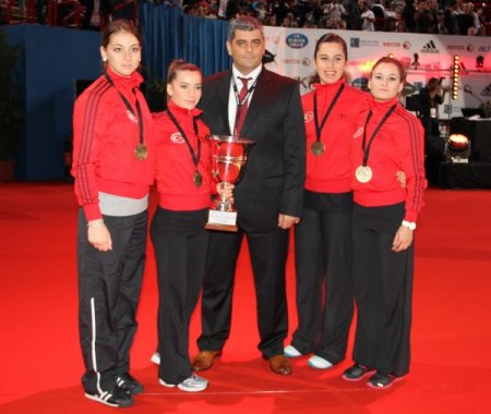 Karateci kızlar dünya üçüncüsü oldu