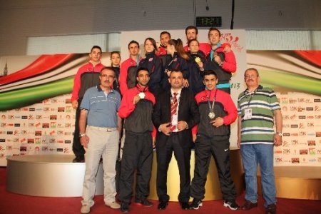 Karateciler Avrupa’nın zirvesine çıktı