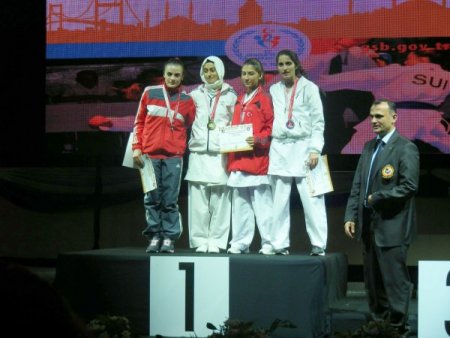 Karateciler kürsüye çıktı