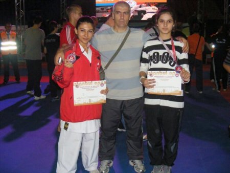 Karateciler kürsüye çıktı