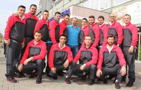 Karateciler madalya umuduyla Macaristan’da