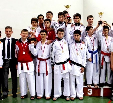 Karatecilerden 25 madalya