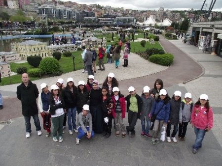 Karayaka İlköğretim Okulu, öğrencileri İstanbul ve Çanakkale'yi gezdi