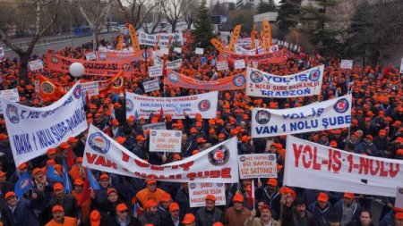 Karayolları Genel Müdürlüğü'ne yürüyen taşeron işçiler kadro istedi