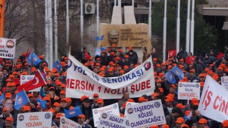 Karayolları Genel Müdürlüğü'ne yürüyen taşeron işçiler kadro istedi