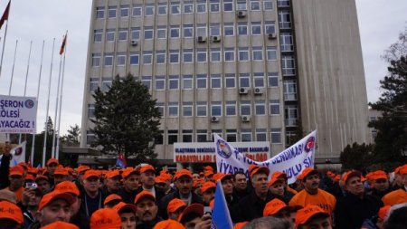 Karayolları Genel Müdürlüğü'ne yürüyen taşeron işçiler kadro istedi