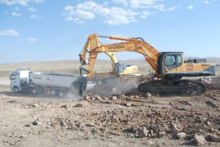 Karayolları'nın Patnos'taki Bölünmüş Yol Çalışmaları Sürüyor