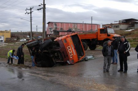 Karayolu aracı kaza yaptı, 3 işçi yaralandı