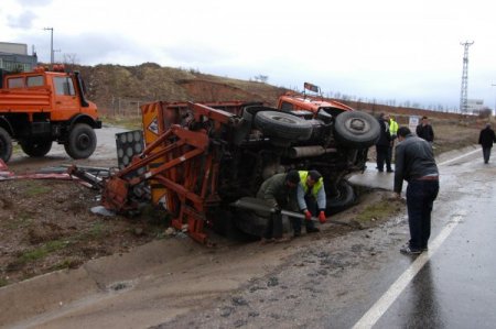 Karayolu aracı kaza yaptı, 3 işçi yaralandı