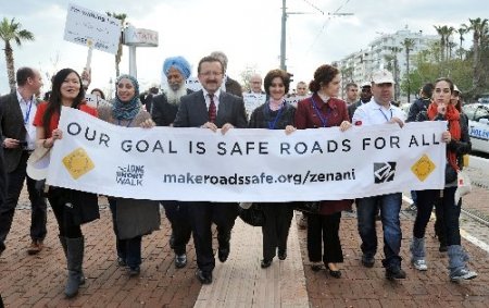 Karayolu güvenliğine dikkat çekmek için yürüdüler