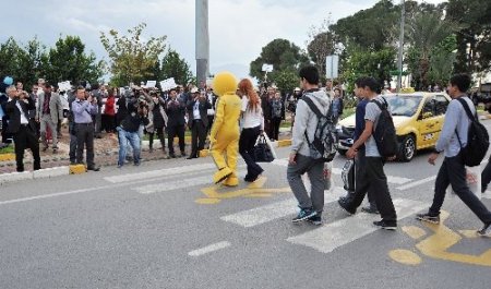 Karayolu güvenliğine dikkat çekmek için yürüdüler