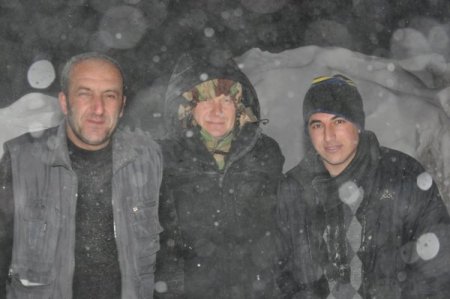 Karda 3 Saat Mahsur Kalan Gazetecilerin İmdadına Kaymakam Yetişti