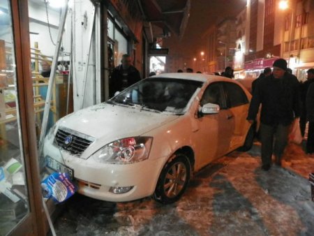 Karda Kayan Aracın Çarptığı Başka Bir Araç İş Yerine Girdi