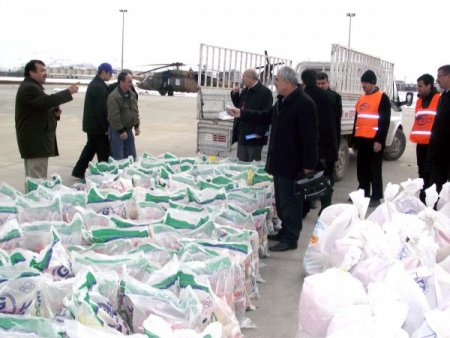 Karda Mahsur Kalan Köylere Askeri Helikopterle Gıda Ulaştırılıyor