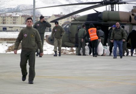 Karda Mahsur Kalan Köylere Askeri Helikopterle Gıda Ulaştırılıyor
