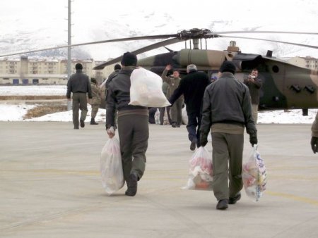 Karda Mahsur Kalan Köylere Askeri Helikopterle Gıda Ulaştırılıyor