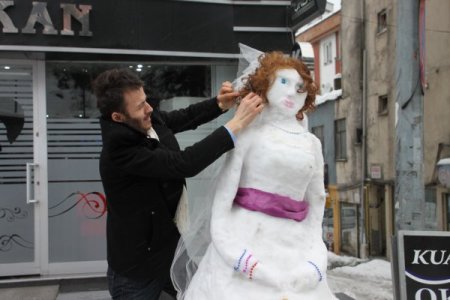 Kardan gelin yaptılar, bozulan saçlarını saat başı tarıyorlar