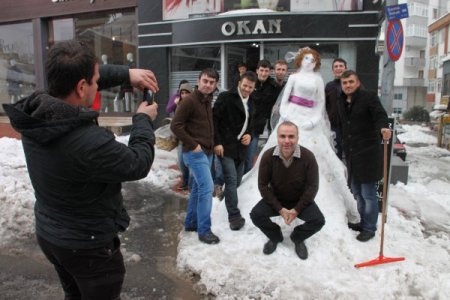 Kardan gelin yaptılar, bozulan saçlarını saat başı tarıyorlar