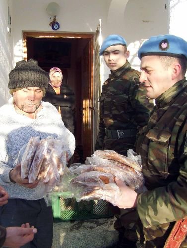 Kardan Yolları Kapanan Gökçeada Halkının İmdadına Belediye Ve Askerler Yetişti