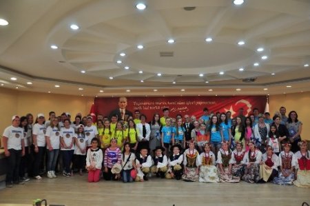 Kardeş şehirlerden gelen çocuklardan başkan Sipahioğlu'na özel gösteri