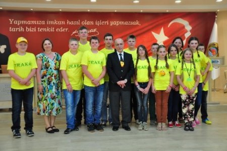 Kardeş şehirlerden gelen çocuklardan başkan Sipahioğlu'na özel gösteri