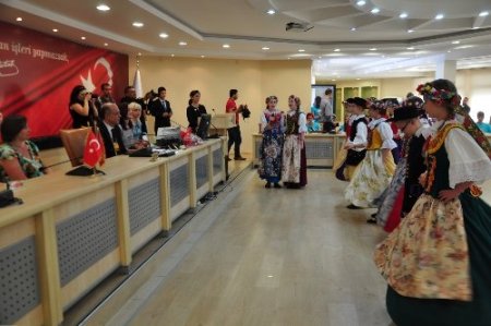 Kardeş şehirlerden gelen çocuklardan başkan Sipahioğlu'na özel gösteri