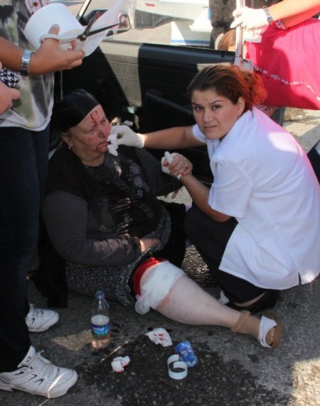 Kardeşini ameliyata götürürken kaza yaptı: 3 yaralı
