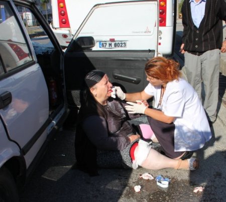 Kardeşini ameliyata götürürken kaza yaptı: 3 yaralı