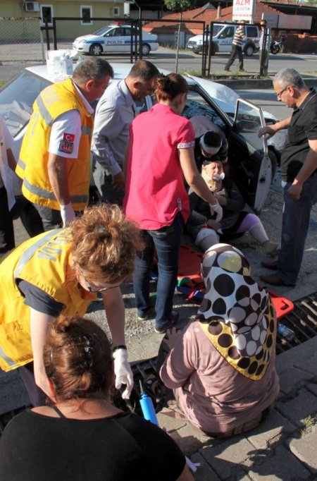 Kardeşini ameliyata götürürken kaza yaptı: 3 yaralı
