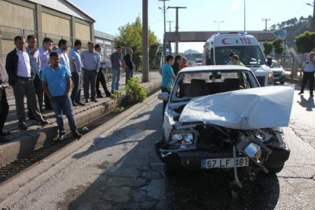 Kardeşini ameliyata götürürken kaza yaptı: 3 yaralı