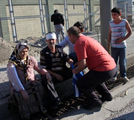 Kardeşini ameliyata götürürken kaza yaptı: 3 yaralı