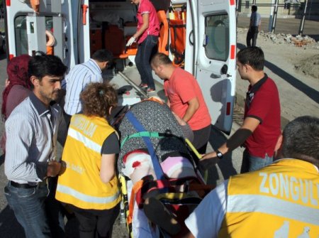 Kardeşini ameliyata götürürken kaza yaptı: 3 yaralı