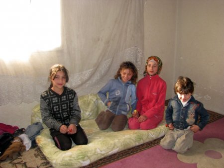 Kardeşlerine annelik yapan 9 yaşındaki Suriyeli Efnan (Özel)