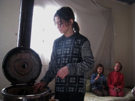 Kardeşlerine annelik yapan 9 yaşındaki Suriyeli Efnan (Özel)