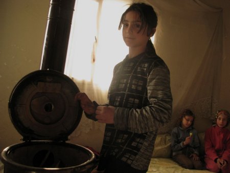 Kardeşlerine annelik yapan 9 yaşındaki Suriyeli Efnan (Özel)