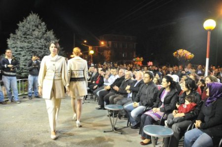 Kargı Bezi'nden elbiseler, görücüye çıktı