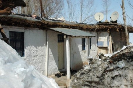 Karın Ağırlığına Dayanamayan Evler Yıkılıyor