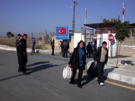 Karkamış'ta Sınır Ötesi Bayramlaşma Heyecanı Yaşanıyor